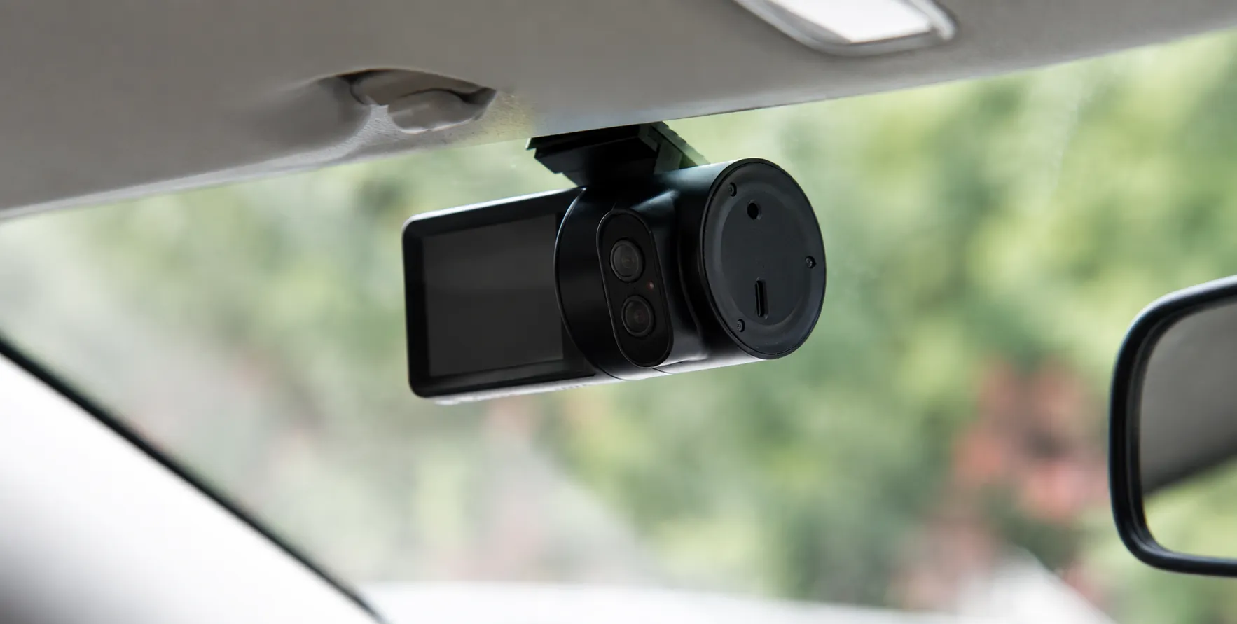 Linkslenker-Lkw-Kabine in Deutschland mit Fahrer und dezenter Dashcam in der blauen Stunde