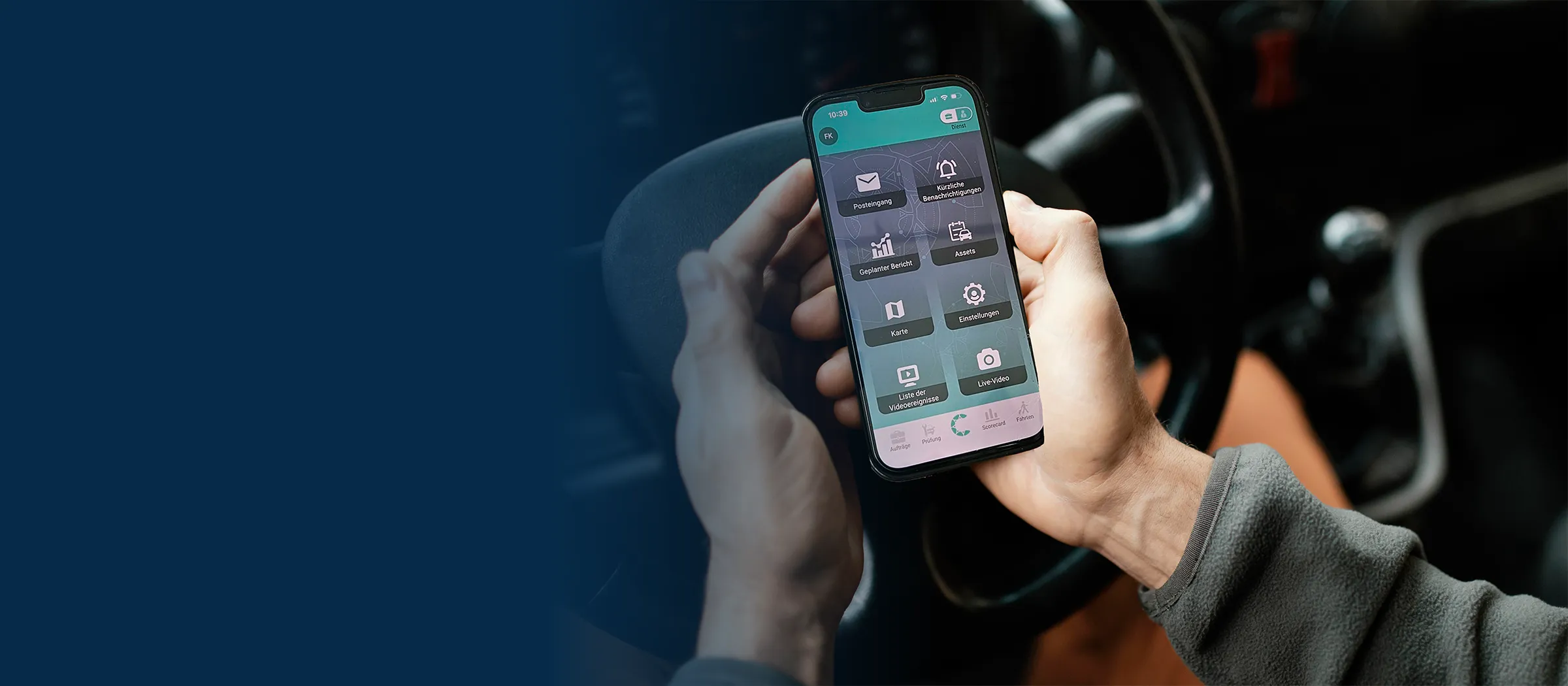 Berufskraftfahrer prüft im Morgenlicht eine Tour auf der Ctrack Fahrer-App vor einem deutschen Sattelzug am Depot