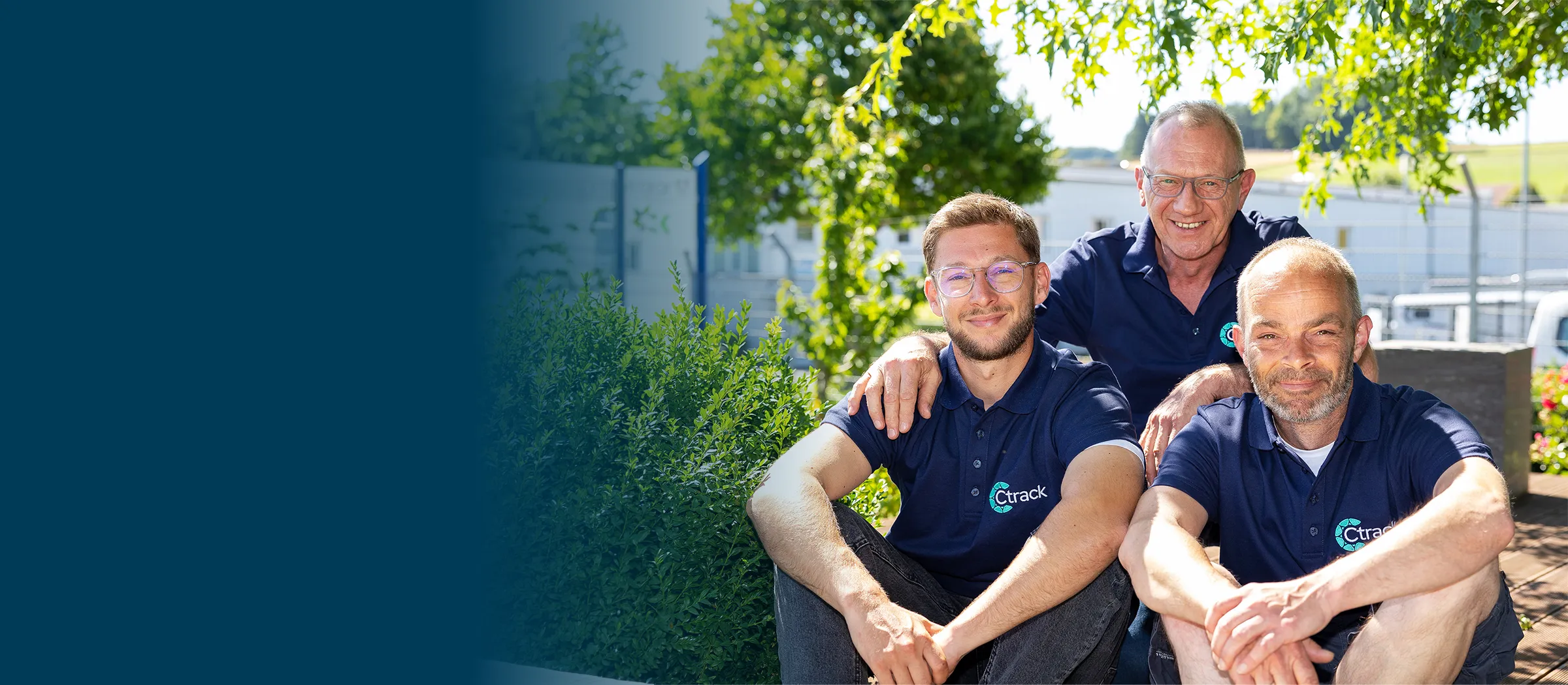 Deutscher Ctrack-Service-Mitarbeiter im Telefonat mit einem Disponenten in einem Logistikbüro in der blauen Stunde