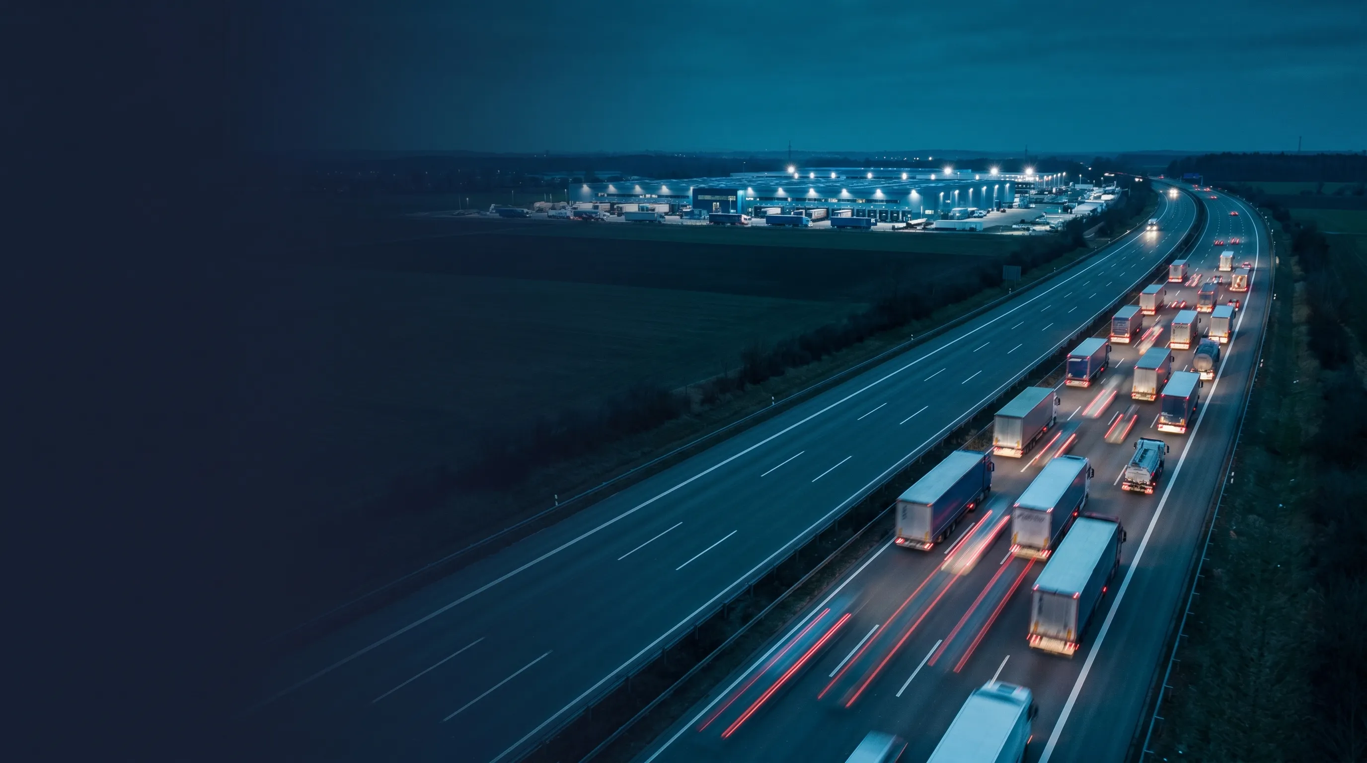 Disponentin prüft die Crystal-Plattform an einem Bildschirm im Leitstand eines deutschen Logistikbetriebs in der blauen Stunde, freie linke Bildhälfte für die Headline