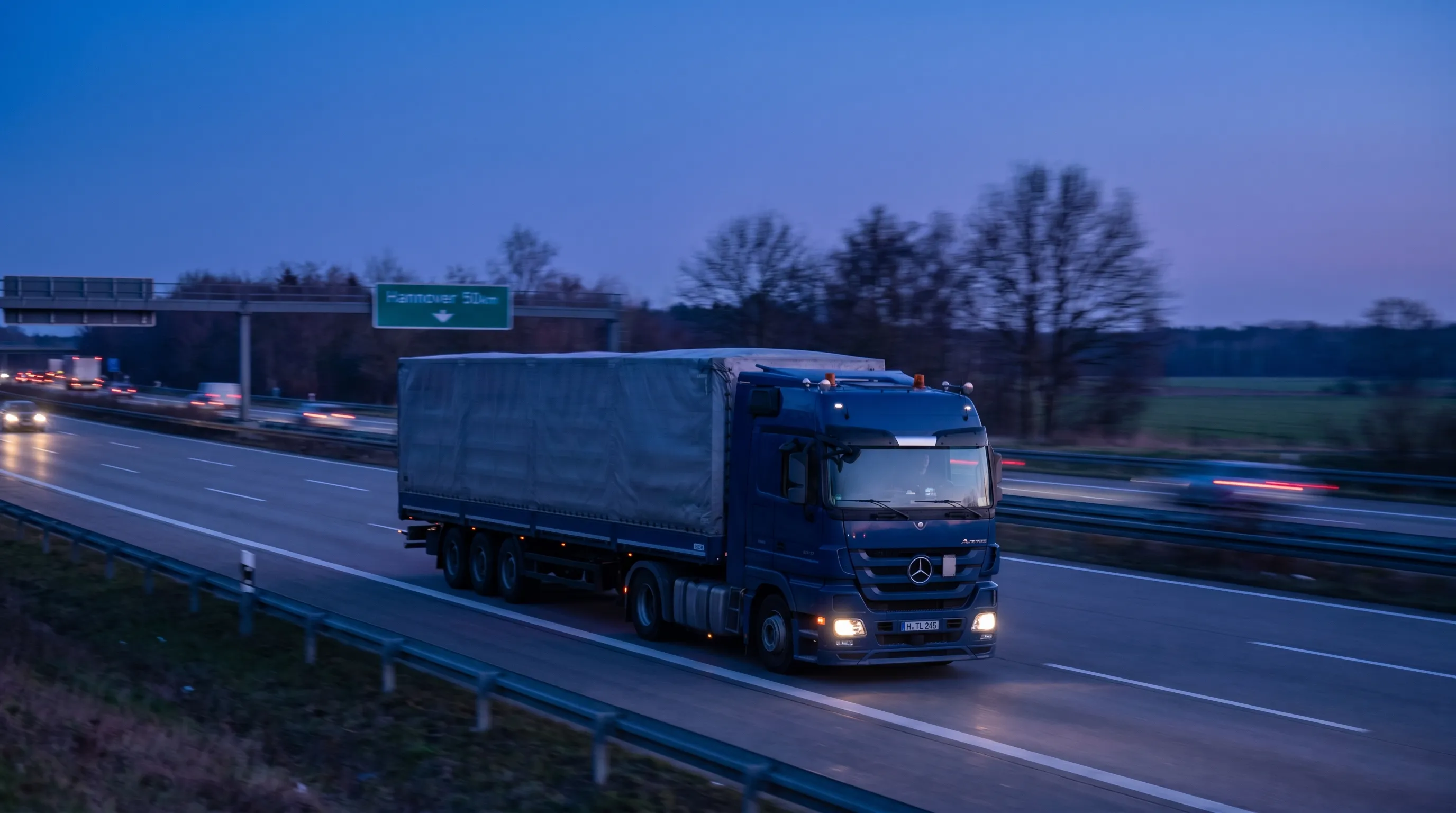 Beladener deutscher Sattelzug auf der Autobahn