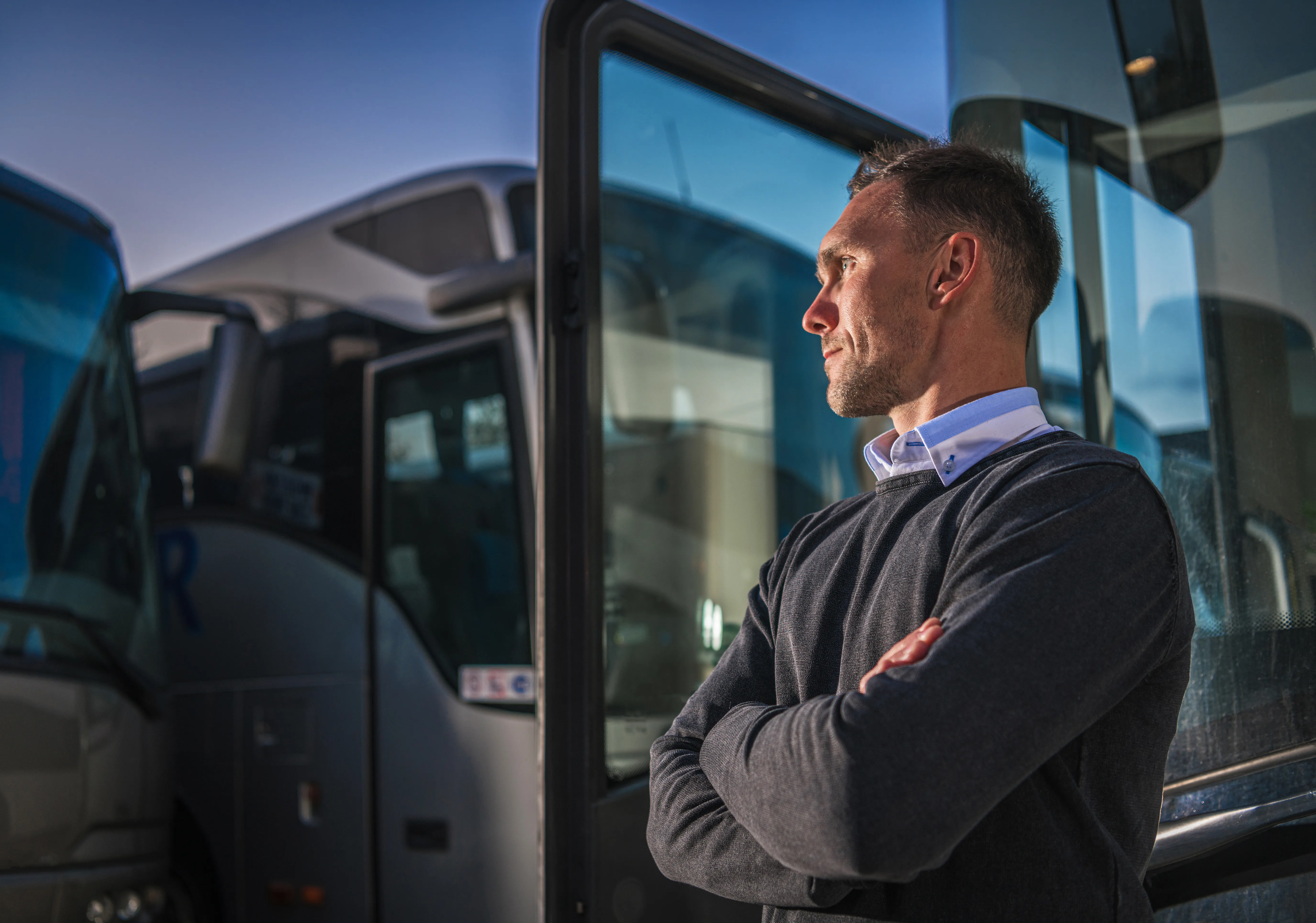 Reisebus auf einer deutschen Bundesautobahn in der blauen Stunde, Personentransport im Linieneinsatz