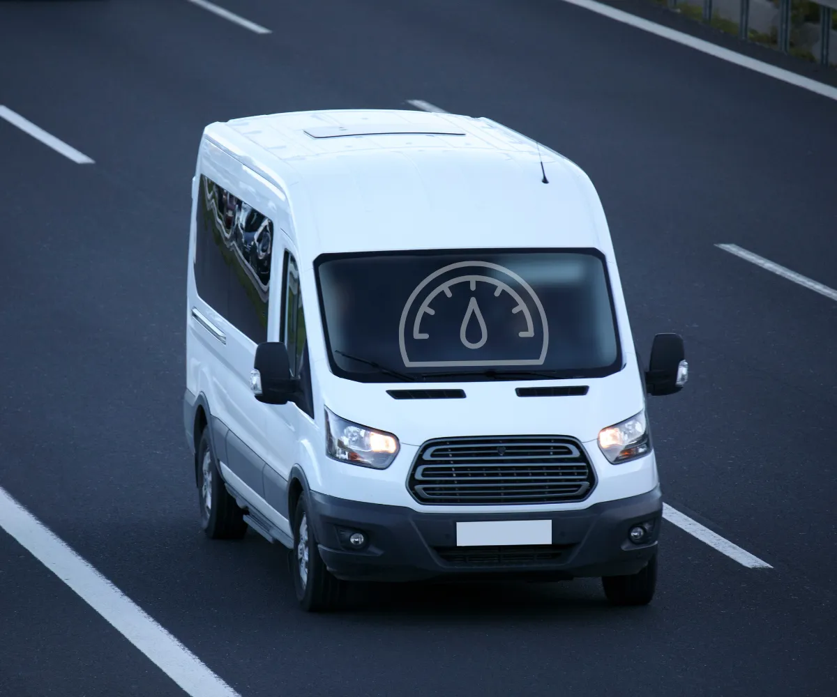 Witte bestelwagen op de snelweg