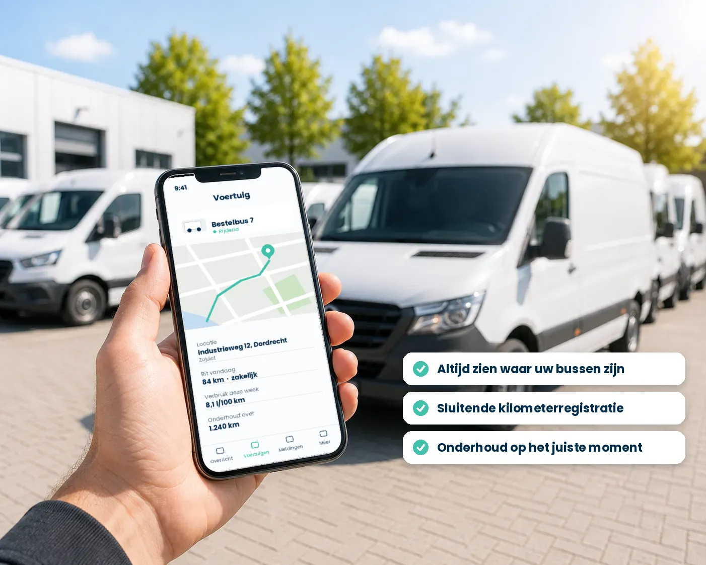 Wagenparkbeheerder bekijkt in een app de locatie, ritregistratie, het verbruik en het volgende onderhoud van een bestelbus, voor een rij bedrijfsbussen