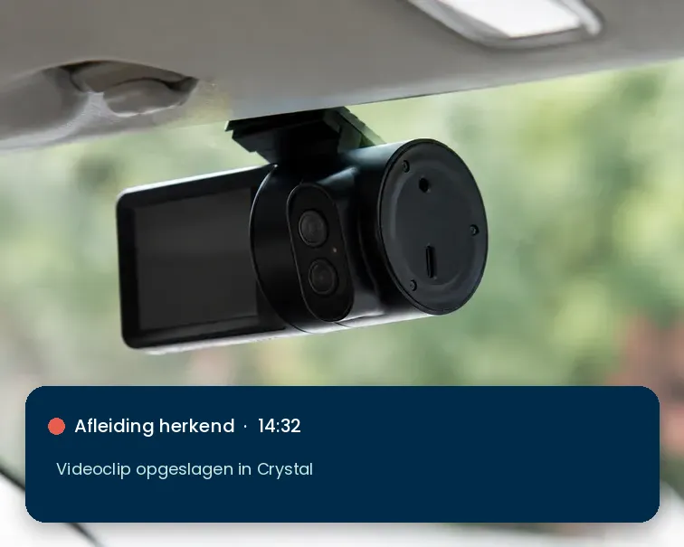 AI-dashcam achter de voorruit met een melding dat afleiding is herkend