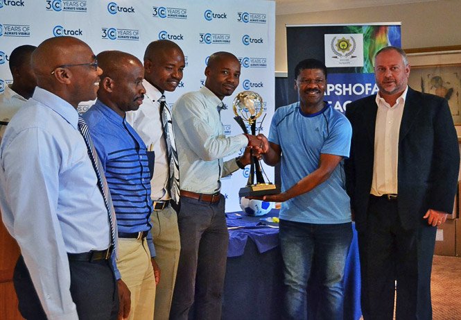 CT_6596_Jerry-Sikhosana-trophy-handover_665px